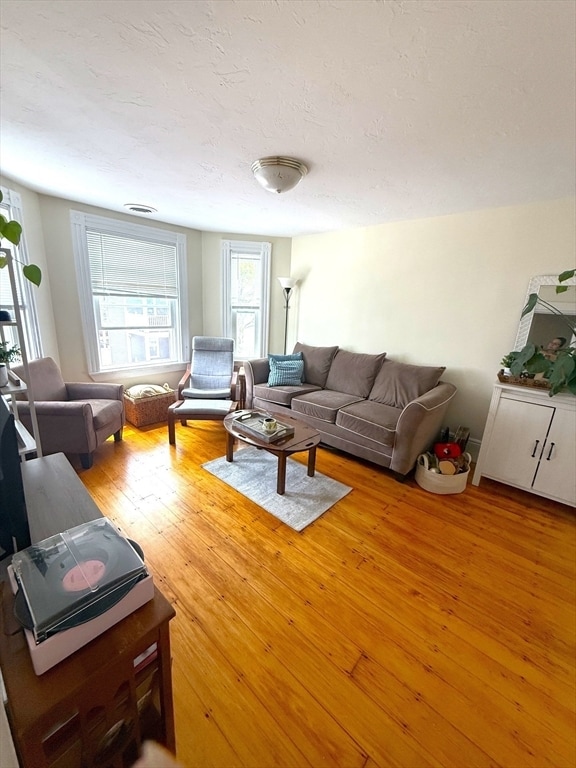 Building Photo - 632 E 7th St Unit 2