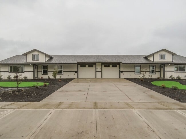 Building Photo - Newberg- 3 bedroom Duplex Available Soon - Schedule tour now !