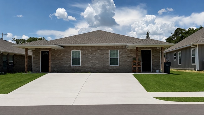 Building Photo - Stylish 3-Bed Duplex with Open Layout & Fenced Backyard