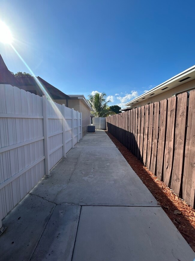 Photo - 927 SW 71st Ct Unit Cozy 1bd1ba Guest House