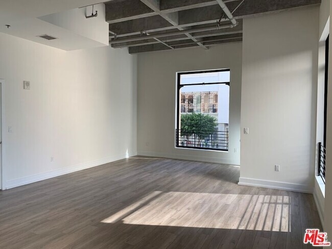 Building Photo - 727 W 7TH St Unit 307 Rental