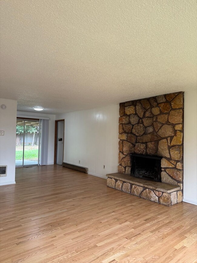 Photo - Great location in Milwaukie, OR! 3 bedroom 1 bath home with a large yard!
