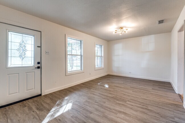 Photo - 827 Ware Blvd