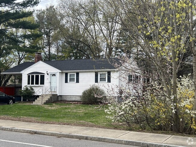 Building Photo - 906 Pond St Rental