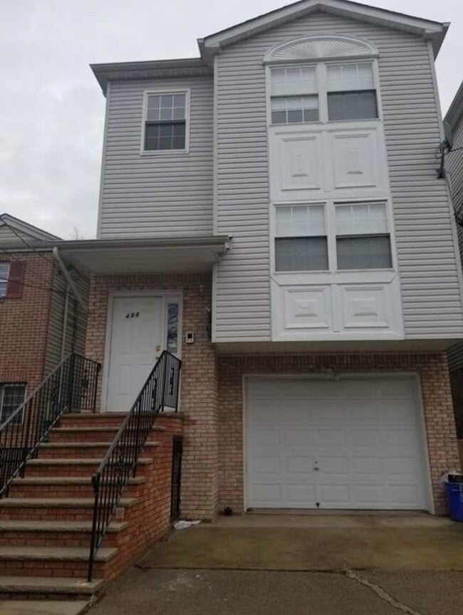 Building Photo - 488 S 18th St Unit Shared apartment