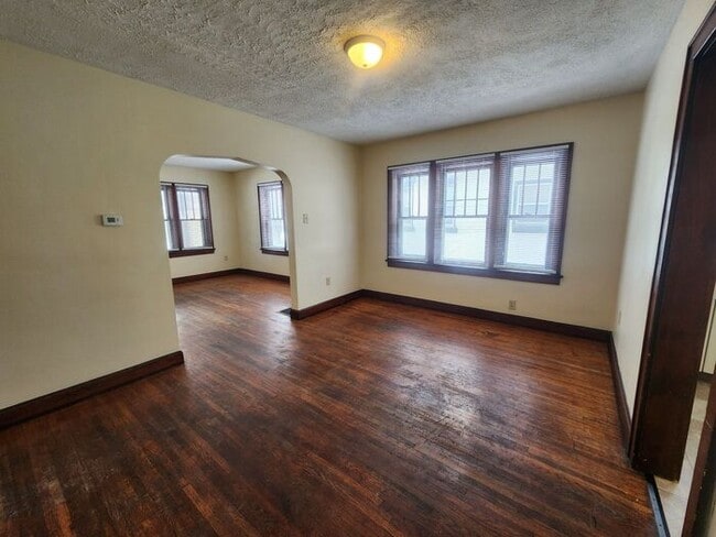 Photo - 2 Bedroom Home Near Union Hospital - Pets Welcome!