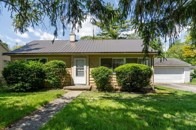 NEW LISTING! 3 BEDROOM HOUSE! - NEW LISTING! 3 BEDROOM HOUSE!