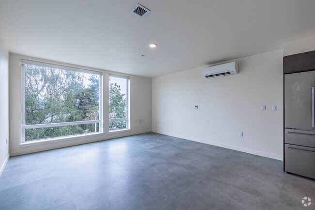 1BR, 1BA - 654SF - Living Room