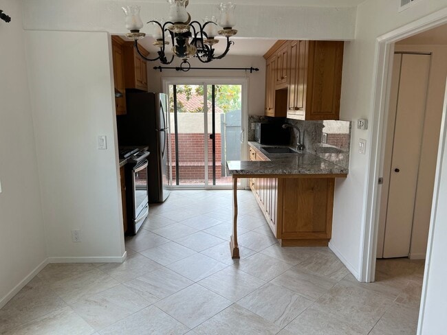 Photo - Spacious & Bright 3 Bedroom End Unit Condo in Prime Location