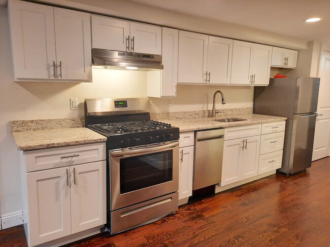 Modern kitchen - 156 6th St Apartments Unit 1