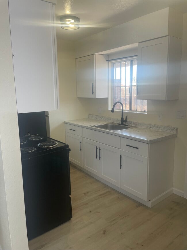 Kitchen - 635 W Olive Ave Apartamentos Unidad C