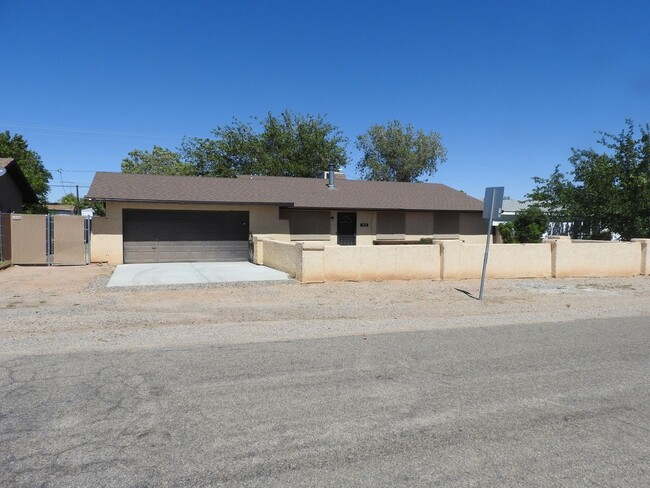 Building Photo - 4 Bedroom with large yard Rental