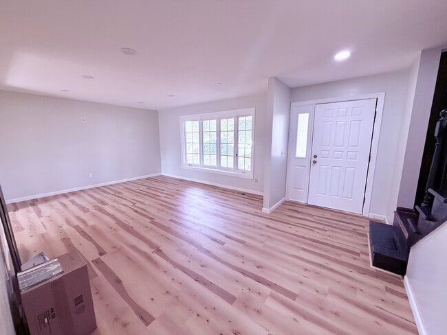 Photo - 6686 Hythe St NW