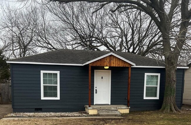 Building Photo - 713 N Cockrel Ave