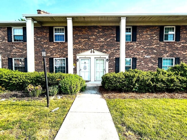 Building Photo - Charming Brick Townhome in Clemmons/Winston Salem w/ Community Pool!