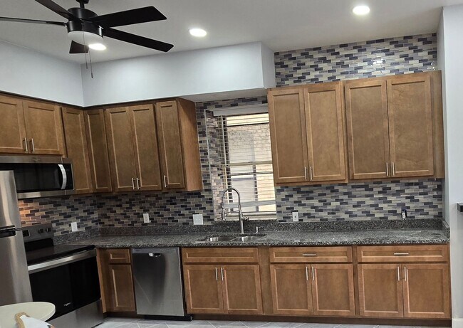 Building Photo - Beautifully Rehabbed Condo with Charm-Pool...