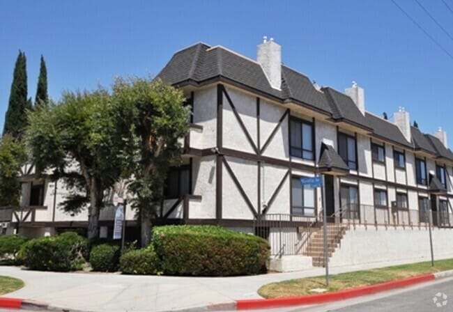 Building Photo - 5400 Morella Ave Rental