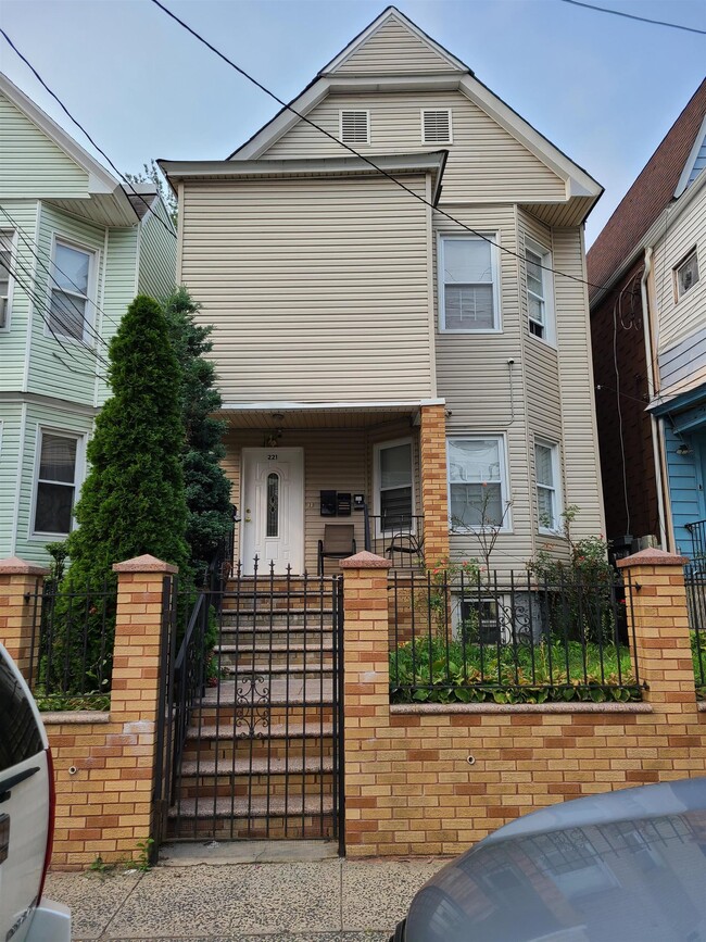 Building Photo - 221 Claremont Ave Unit 1 Rental
