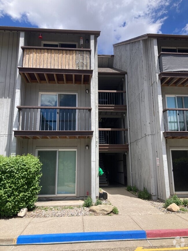 Building Photo - 2 Bedroom, 1 Bathroom Condo located in the...