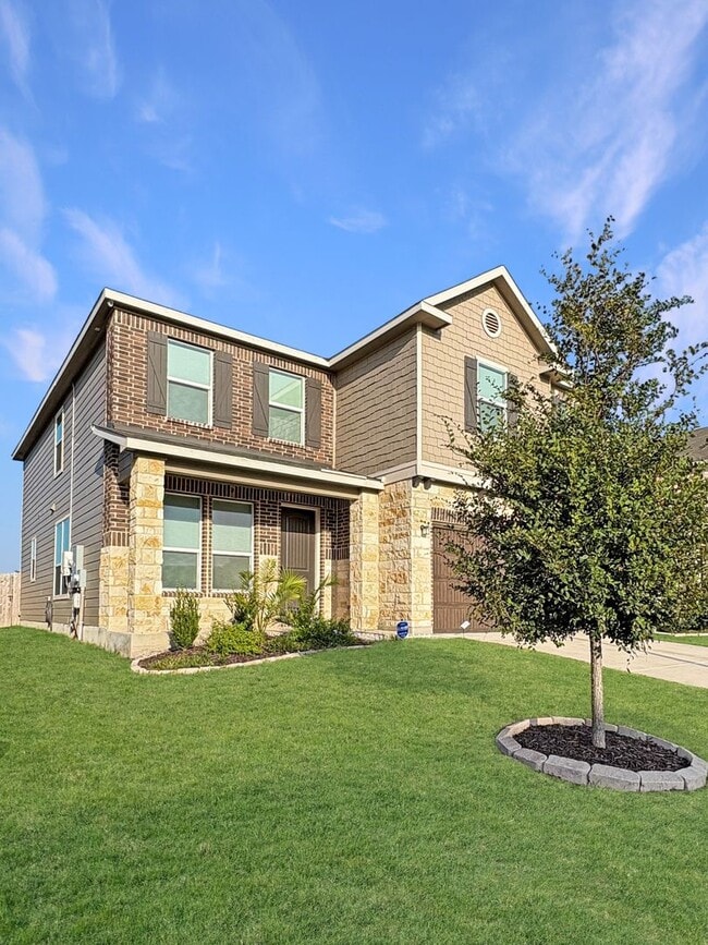 Photo - Contemporary Living in Seguin – Over 2,400...