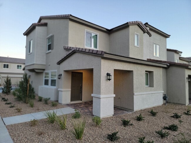 Building Photo - Stunning  4 Bedroom Townhome