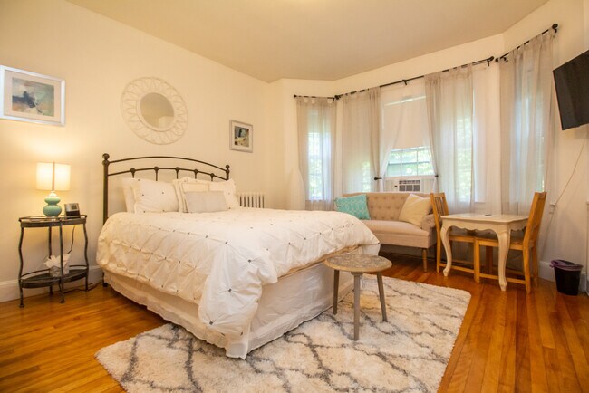 Building Photo - 1253 Beacon St Unit C4 Rental