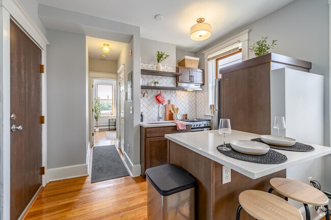 1BR, 1BA - 400SF - Kitchen - Brentwood