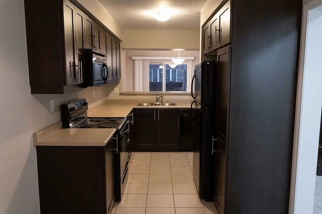 Photo - 921 Raftis Cres