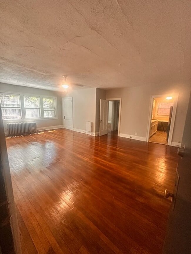 Hessler Place - 5 minute walk to CWRU