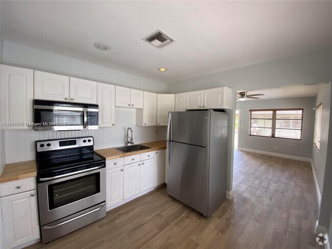 Building Photo - 2641 SW 13th Ave Unit 1 Rental