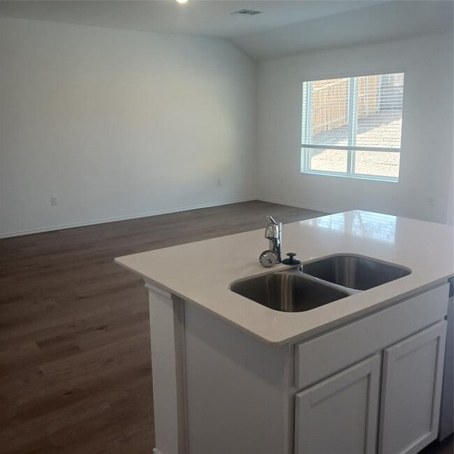 Photo - 1917 Black Poplar Wy