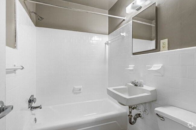 2BR, 1BA - 665SF. -Bathroom