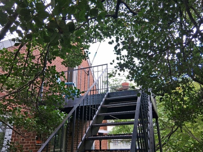 Building Photo - 172 E Green St