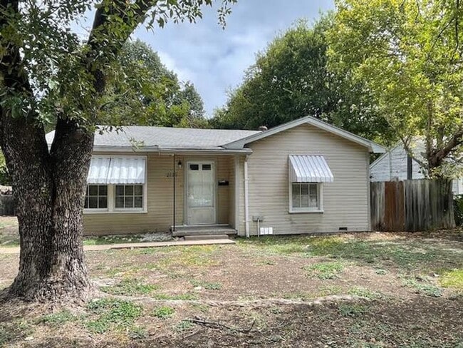 Building Photo - 2005 N 39th A St