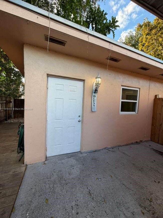 Building Photo - 450 NW 43rd Pl Unit back