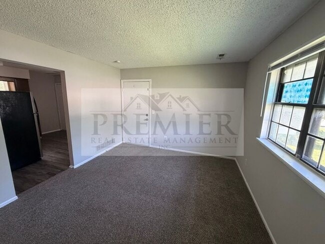 Photo - 240 W Kump Ave