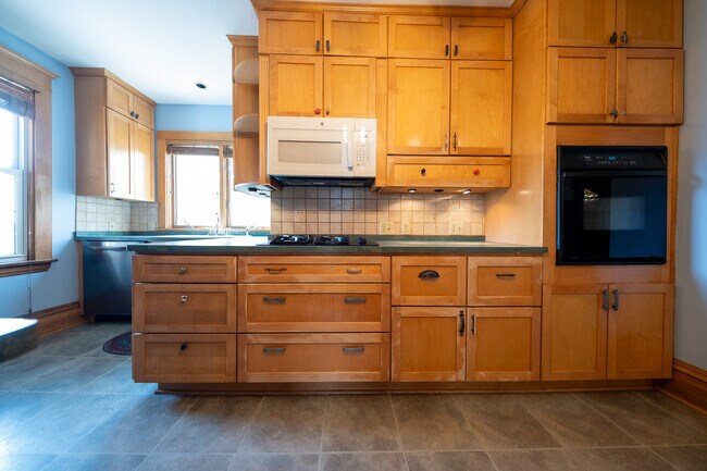 Photo - 2513 Monroe St NE