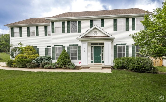 Building Photo - Bright, Spacious Home with Tons of Charm a...