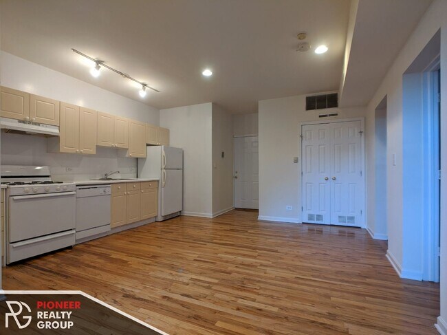 Photo - 914 W Dakin St Unit 306