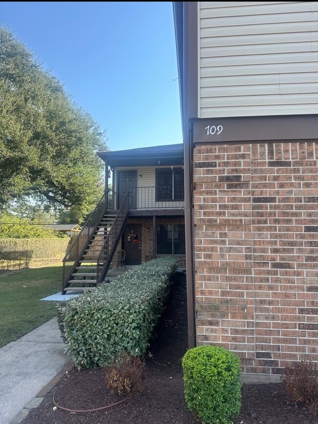 Building Photo - 709 Skylark Rd Unit False