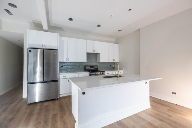 Building Photo - 823 W Montrose Ave Unit 1