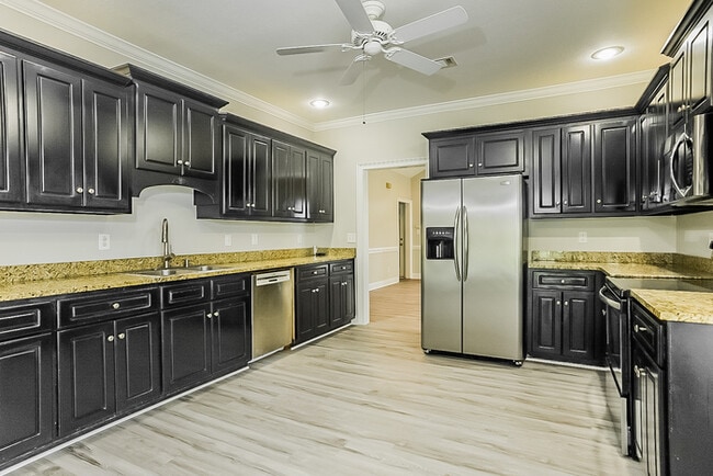 Photo - 2065 Dundee Way