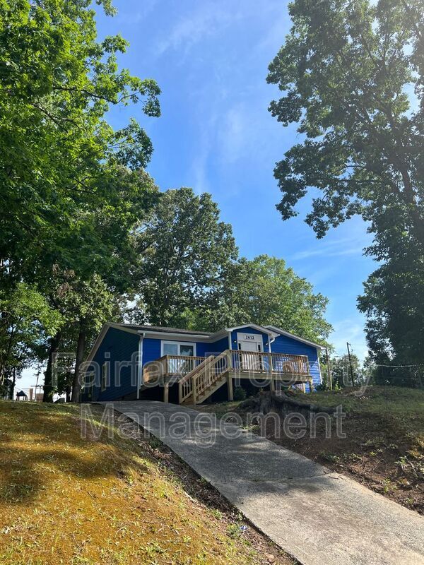 Photo - 2612 Owen St