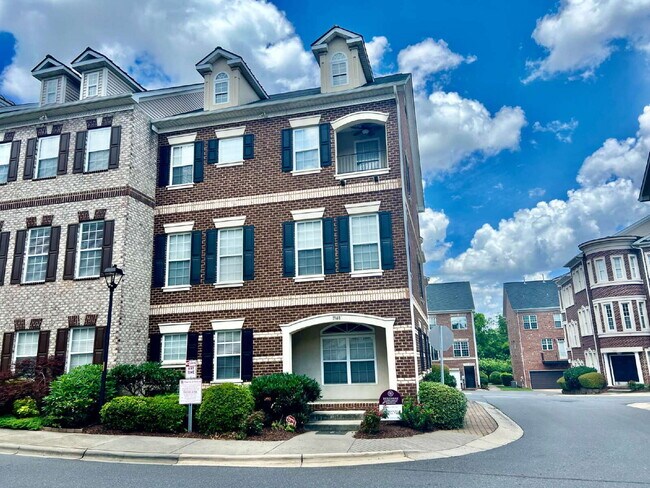 Building Photo - Spacious Townhome with Elevator!