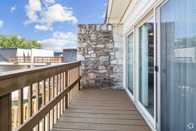 2BR, 2BA - 880SF - Balcony