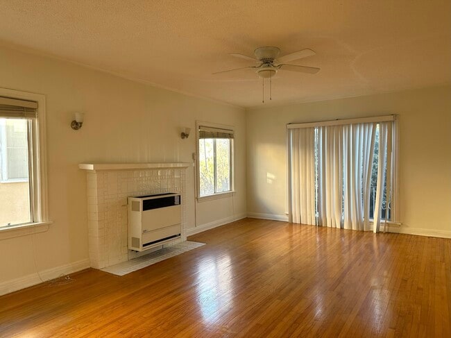 Living room - 719 1/2 N Ridgewood Pl