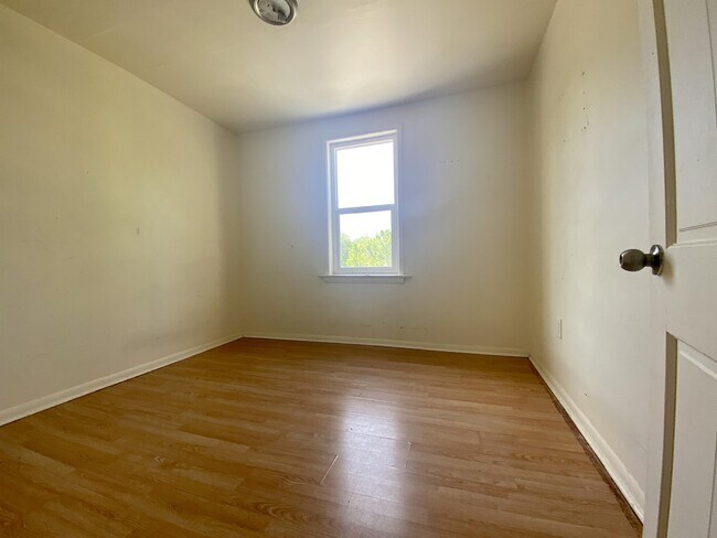 Photo - 475.5 Stella Ave