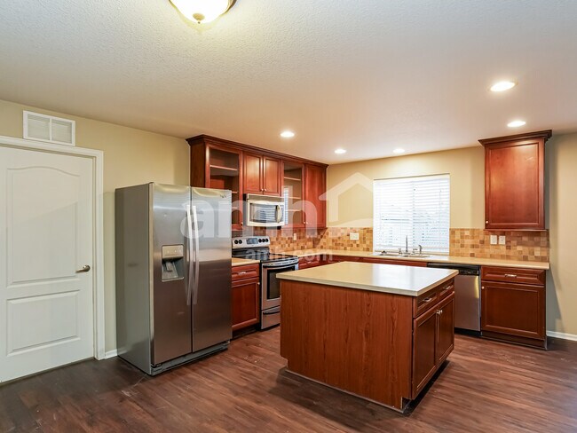 Photo - 1852 Quartz St