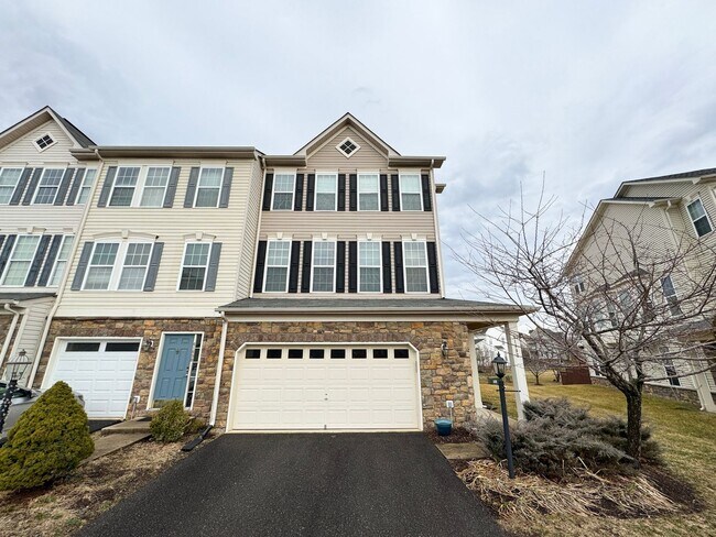 Building Photo - Stunning 3 Bed 2/2 Bath End-Unit Townhome In Desired Stone Ridge South