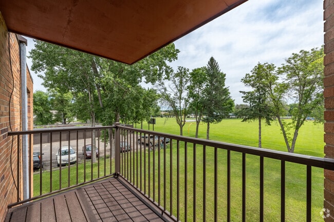2HAB, 2BA - 825 ft² - Balcón - Pineview Apartments - White Bear Lake